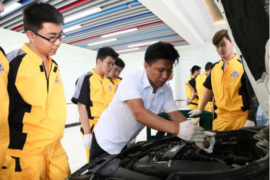 太原万通汽车学校老师现场教学