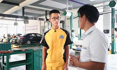 太原万通汽车学校教师和学生现场交流